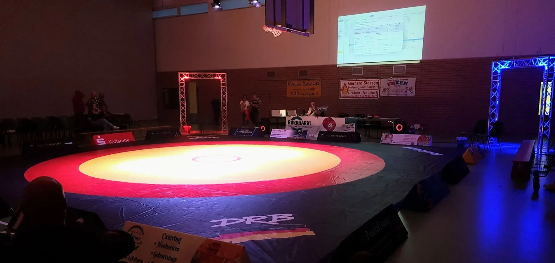 Beleuchtete Matte in der Vereinshalle